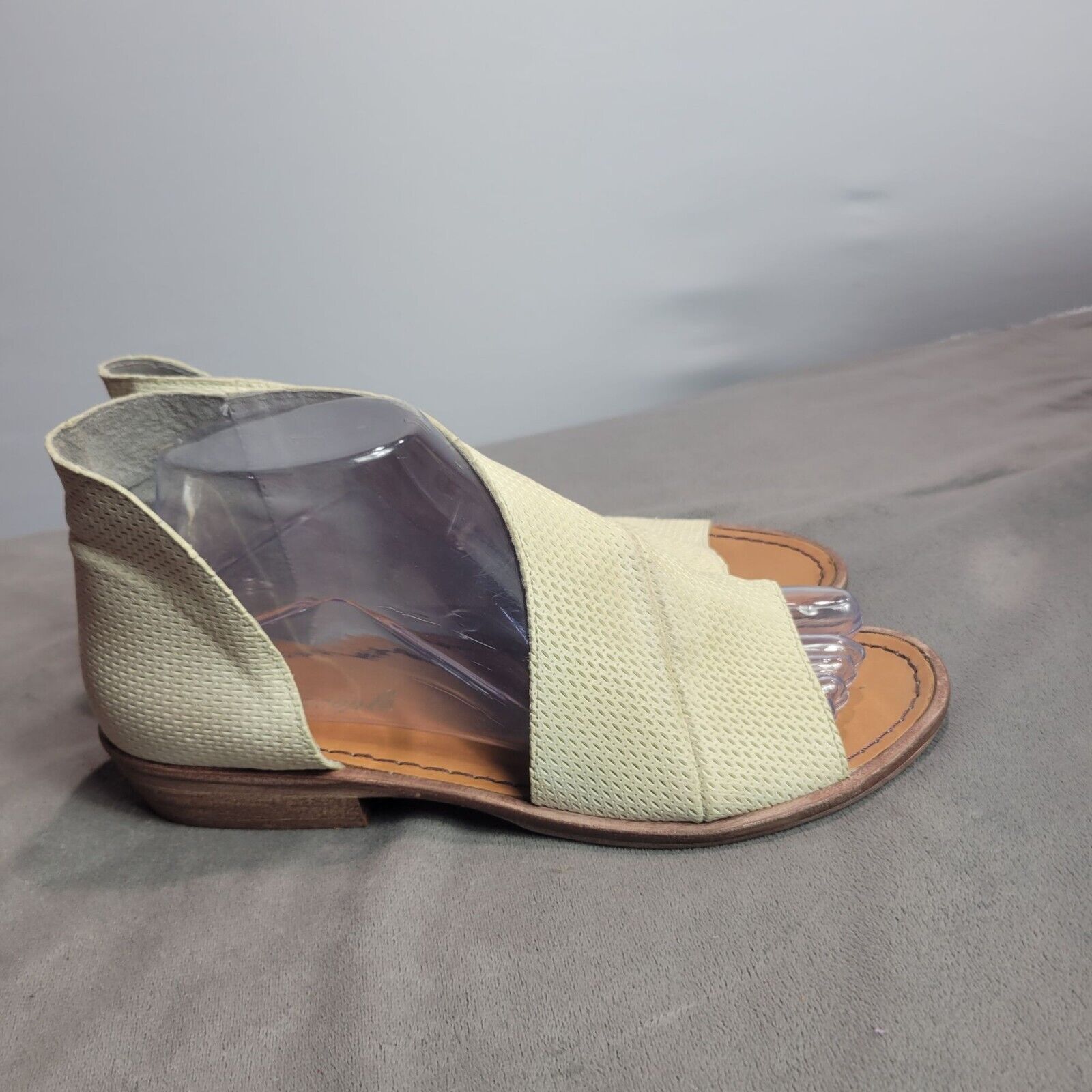 Free People Womens Size 7.5 38 Off-White Textured Open-Toe Sandals Made In Spain